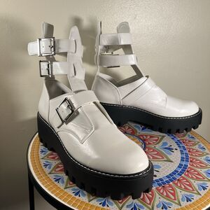 Just Fab Sierra Womens Sz 8.5 White Buckle Straps Booties Platform Chunky NEW